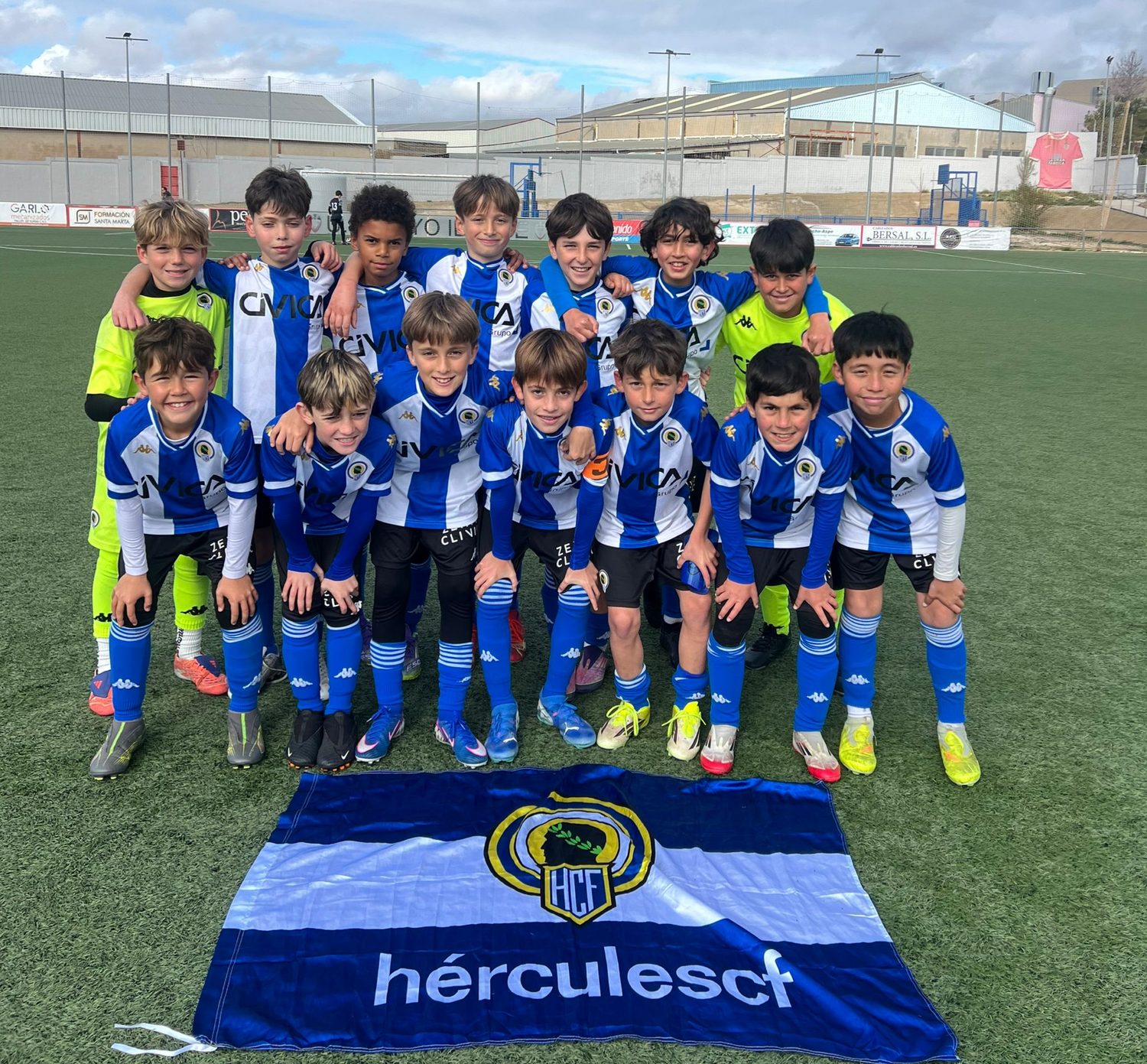 Jugadores de la cantera del Hércules CF con la bandera del club