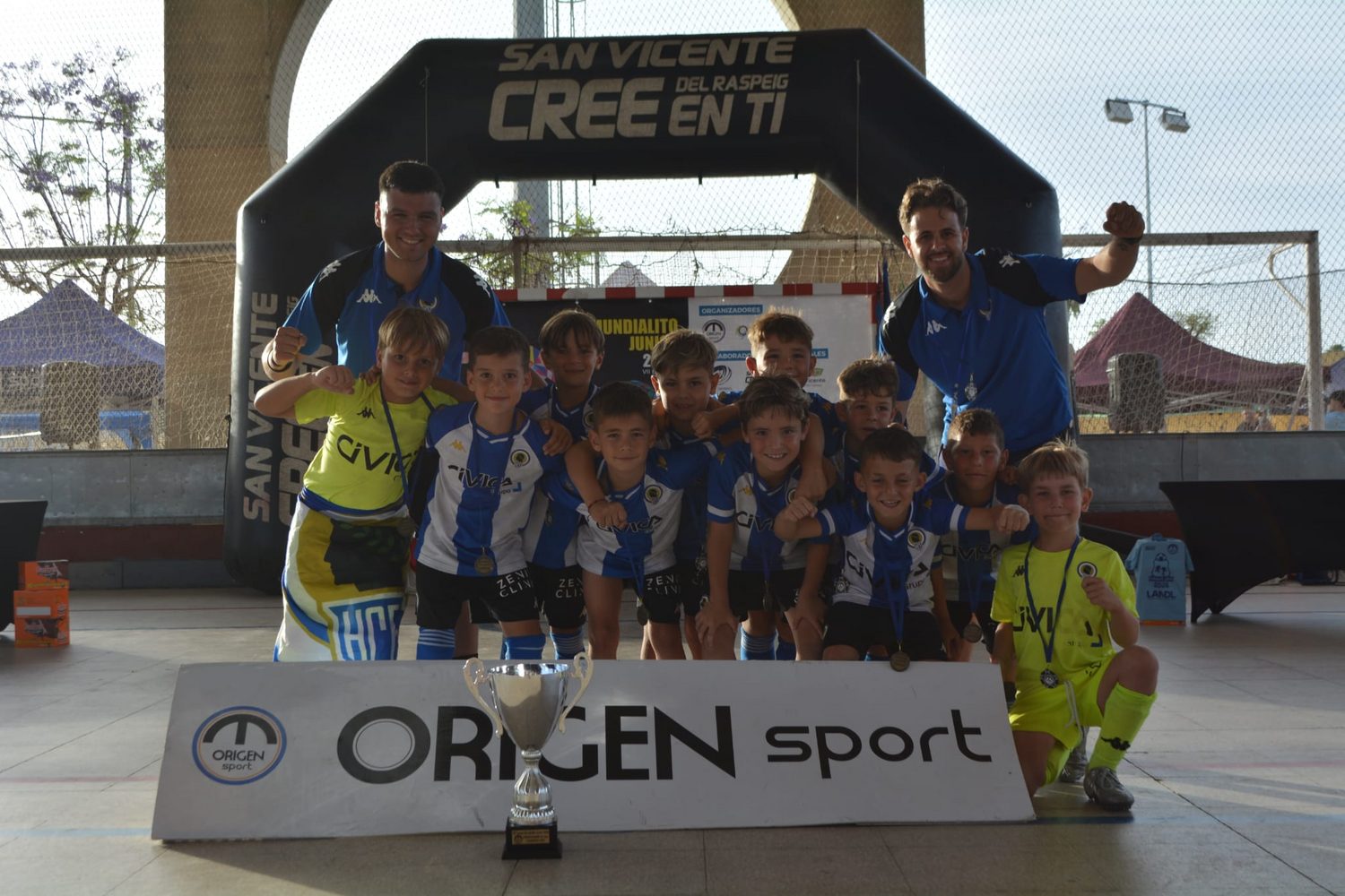 Equipo de la cantera del Hércules en un torneo de fútbol base