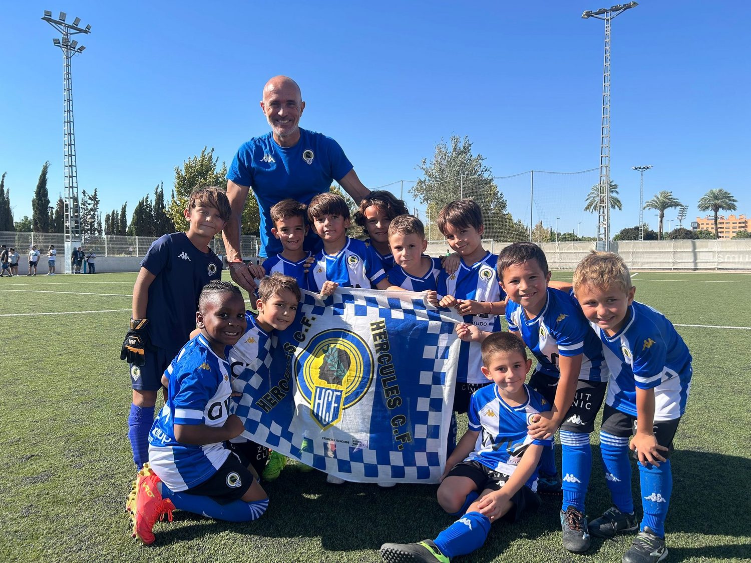 Equipo de la cantera del Hércules CF con la bandera del club