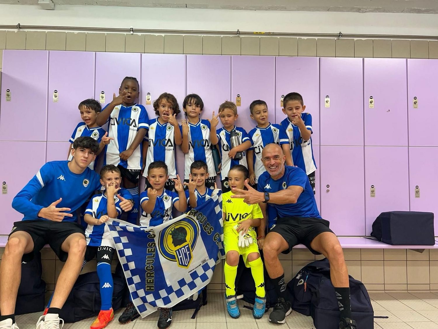 Niños con la equipación del Hércules en el vestuario