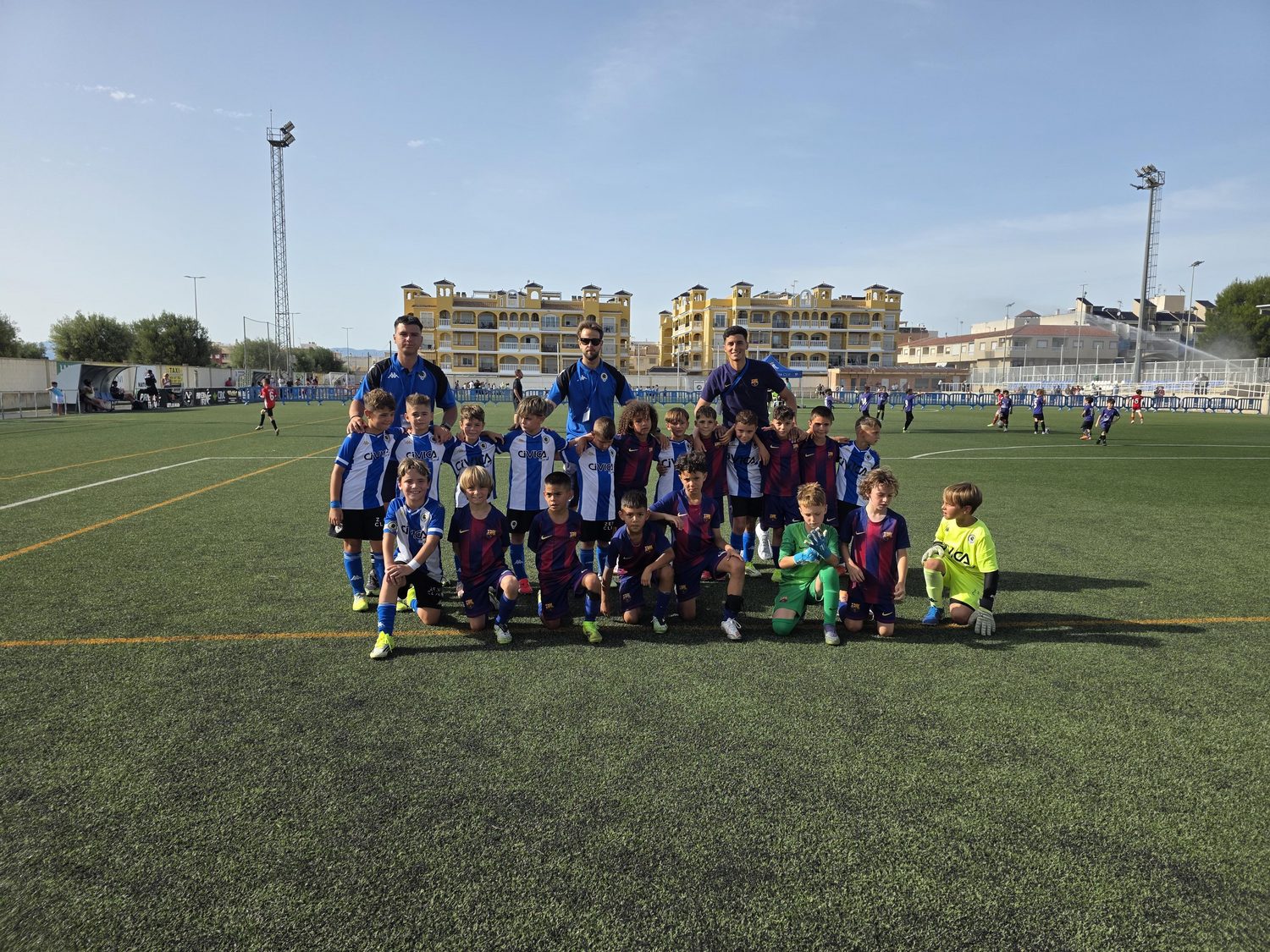 Equipo de la cantera del Hércules CF en el campo